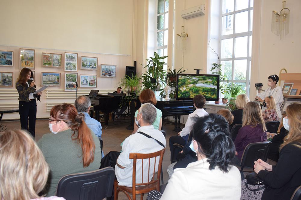 Ко Дню города Таганрога открылась выставка преподавателей и учащихся художественной школы «Мой Таганрог»