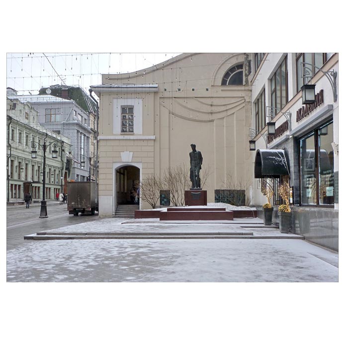 Памятник в Камергерском переулке. Москва