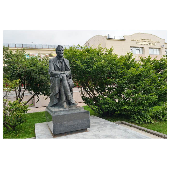Памятник Чехову в Южно-Сахалинске