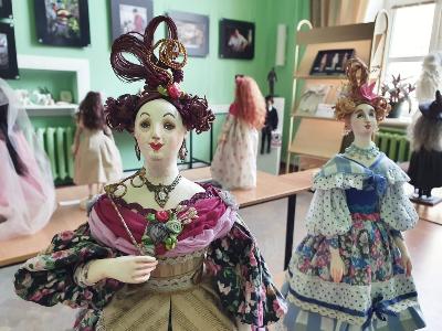 Библиотека приглашает на выставку интерьерных кукол