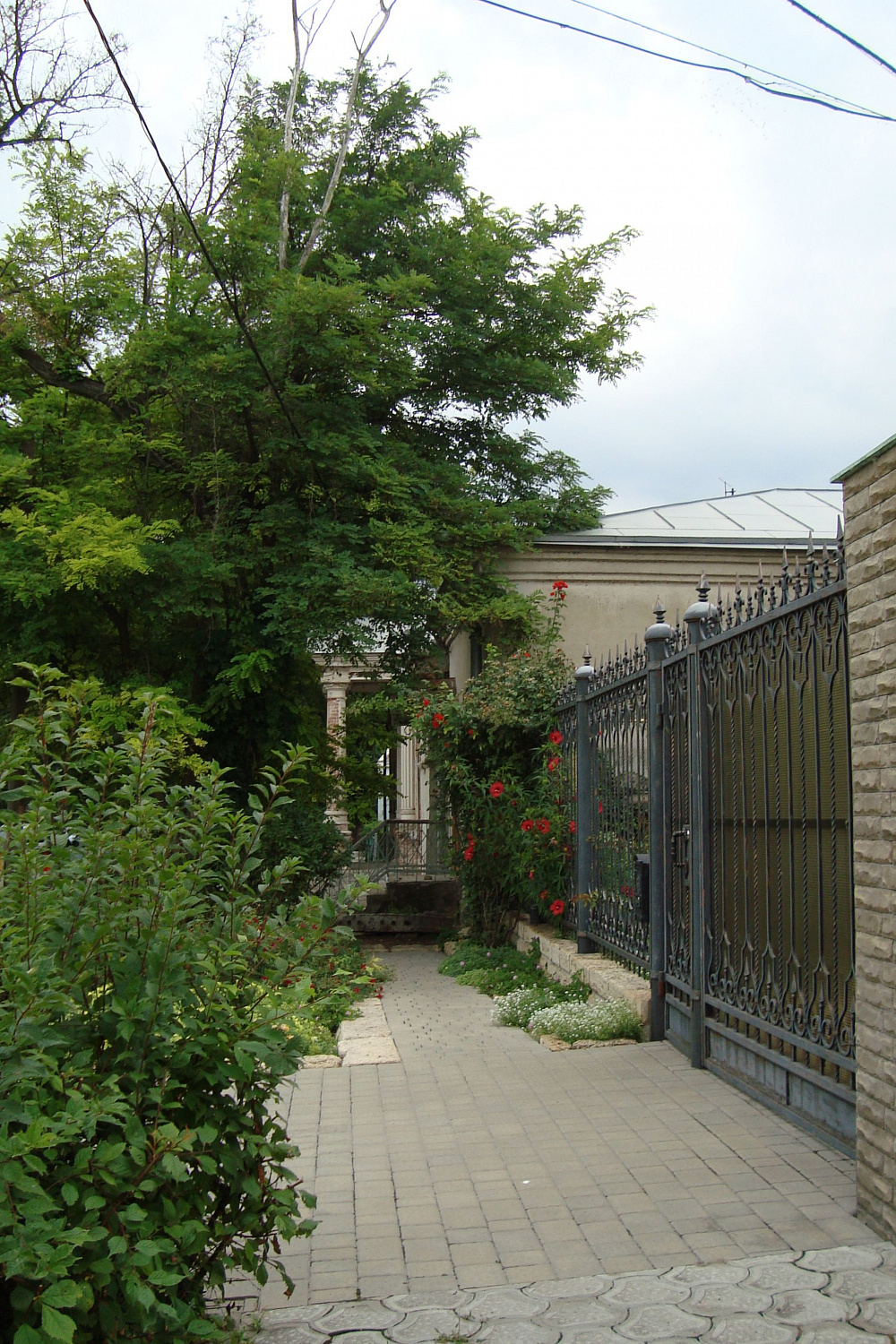 Улица Шмидта. Вид от доме № 8. В глубине – дом Кудрина. Фотография 2019 г.