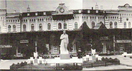 Старый вокзал Таганрога. Памятник И. В. Сталину на перроне.
