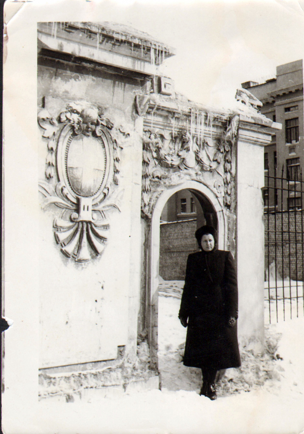 Фотография у развалин Греческой церкви.  Из семейного архива. 1950-е гг.