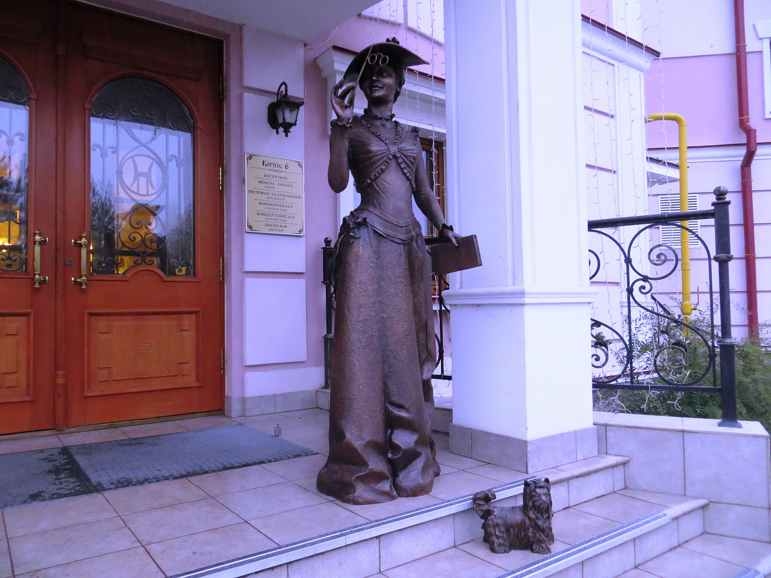 Скульптура Дама с собачкой в Суздале