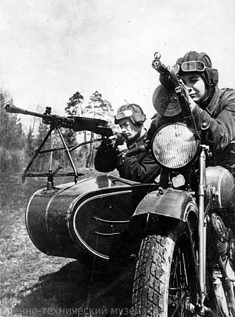 Пулеметчики на мотоциклах ТИЗ-АМ-600 во время Великой Отечественной войны.