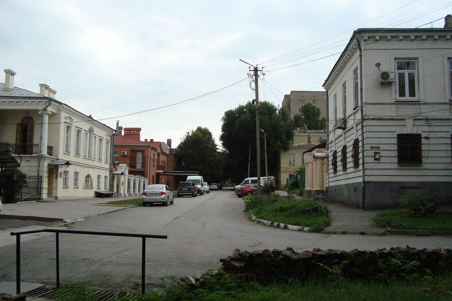 Панорама улицы Шмидта от Добролюбовского переулка. Слева – дом Волкова-Реми, справа – дом Ворошилкина. Фотография 2019 г.