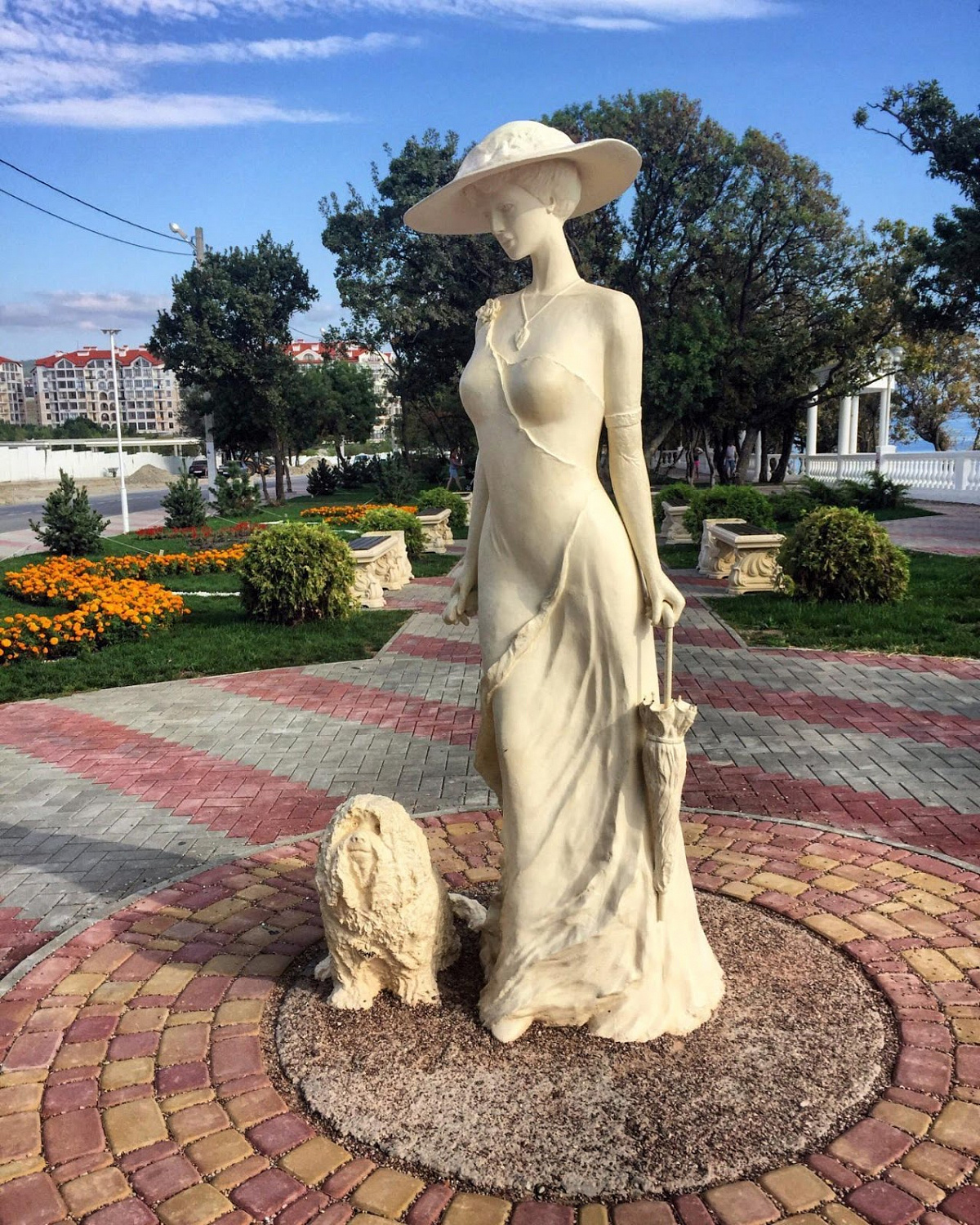 Памятник Даме с собачкой в Геленджике