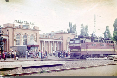 Новый вокзал Таганрога. Фотография 1993 г.