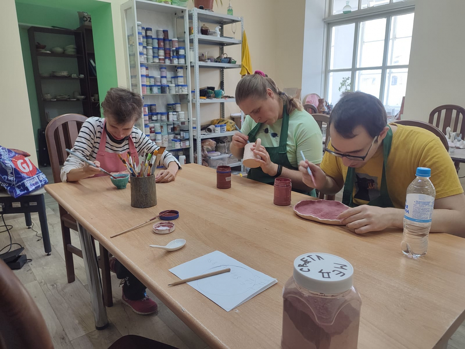 Таганрожцев приглашают погрузиться в уютный мир керамики
