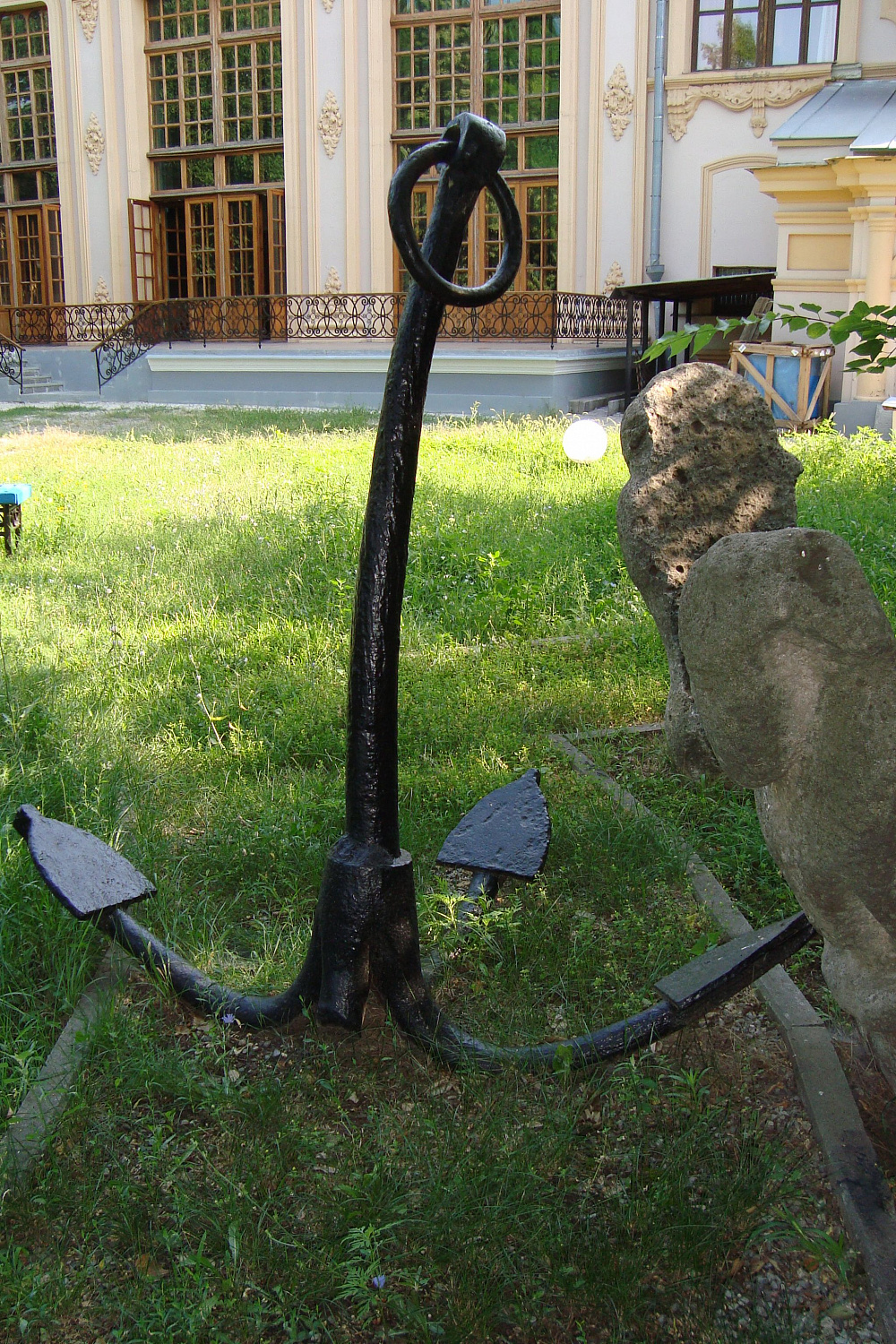 Таганрог. Якорь во дворе Историко-краеведческого музея
