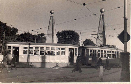Трамвай в районе шлагбаума. Перекресток ул. Ленина и ул. Дзержинского. Фотография 1950-х – начала 1960-х гг.