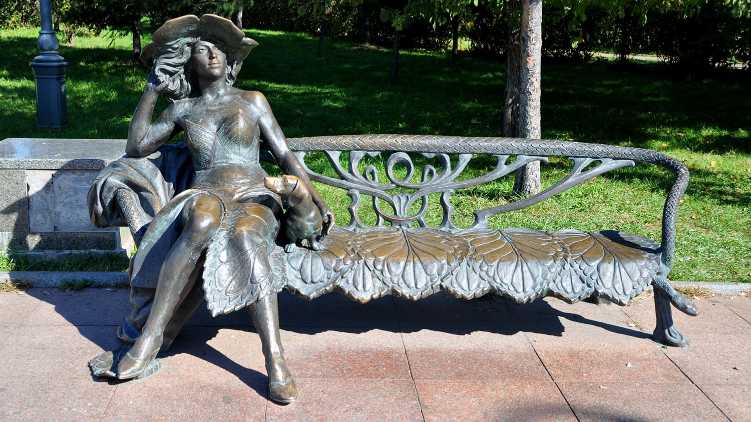 Скульптура Дама с собачкой в Хабаровске