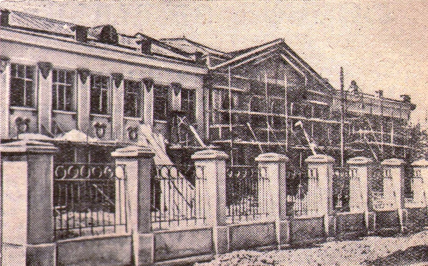 Строительство школы № 24. Фото А. Рюмина.  ТП. 23.07.1954 С. 4