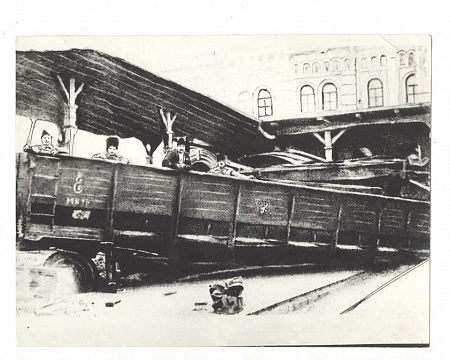 Старый вокзал. Пульмановские вагоны после пуска паровоза  в здание вокзала рабочими Таганрога. 1918 г.