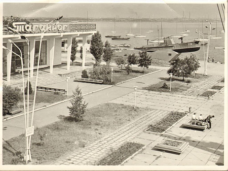Таганрогский морской вокзал. Справа памятник морякам – участникам битвы за Таганрог. Фотография