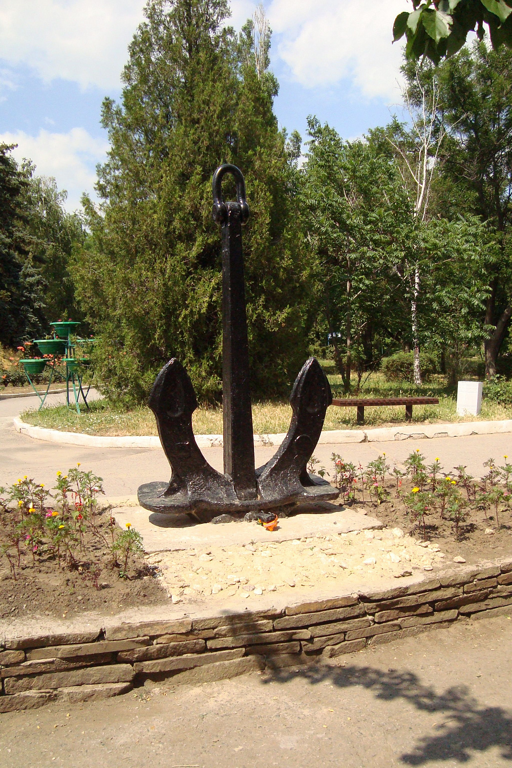 Таганрог. Якорь, установленный на набережной Приморского парка.  На втором плане слева- начало будущей «Аллеи якорей»