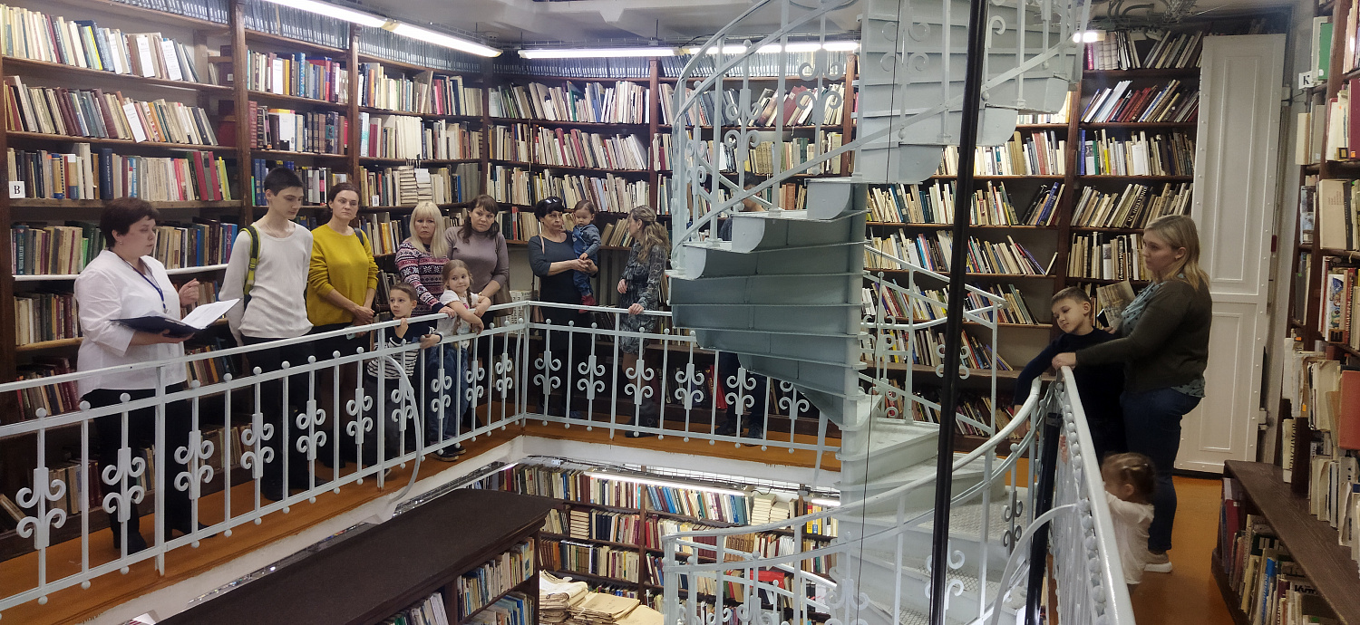 Библиотека Чехова организовала экскурсию для Клуба молодых семей