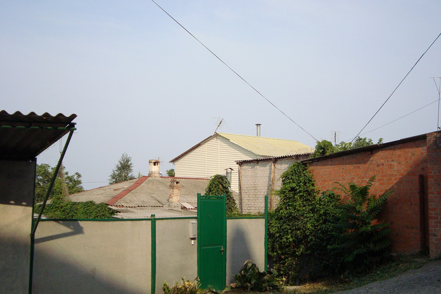 Крыши жилого дома (бывшей греческой школы). Фотография 2010 г.