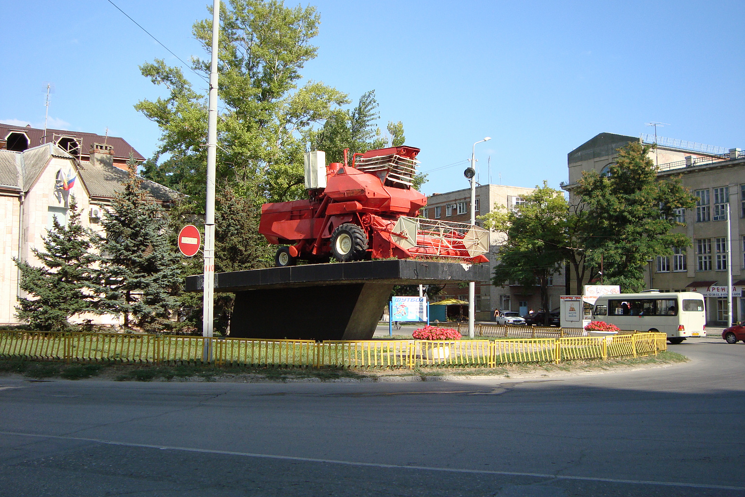 Памятник «Комбайн» со стороны Красногвардейского пер.